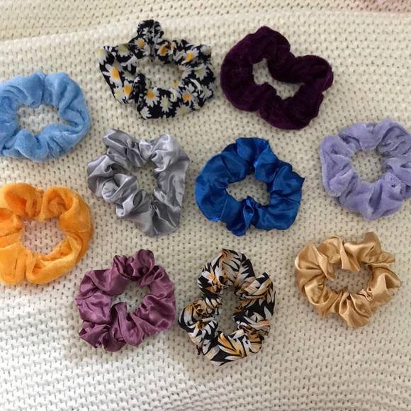 5 NWOT Scrunchies - Picture 5 of 15